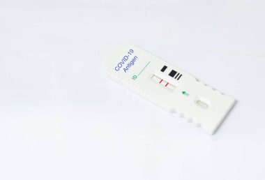 Strip tarama hızlı test COVID-19 antijen pozitif. Biyosafty kabin sınıfı 3 'te test ediliyor..