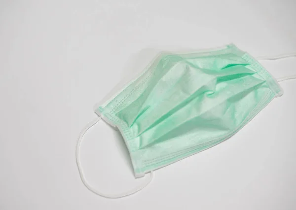 白い背景の保護コロナウイルスの概念上の外科用マスク — ストック写真
