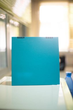 Ofisteki boş takvimi kapat.