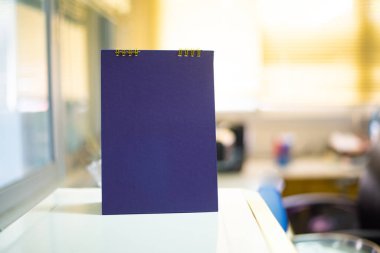 Ofisteki boş takvimi kapat.