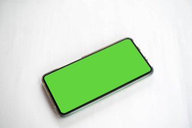 Beyaz arka planda akıllı telefonu kapat. Teknoloji konsepti..