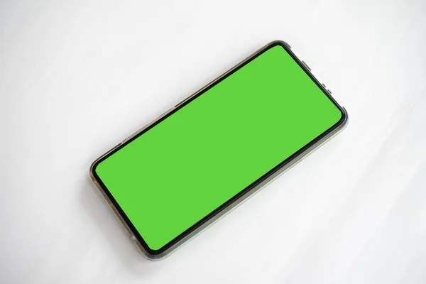 Close Smartphone Zelená Obrazovka Bílém Pozadí Technologický Koncept — Stock fotografie