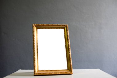 Gri üzerine beyaz arkaplanı olan klasik altın çerçevesi.