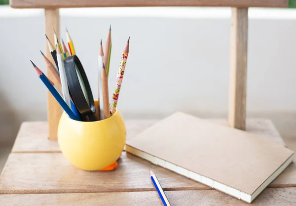 Groupe Coloré Crayon Avec Cahier Sur Table Bois Concept Retour — Photo