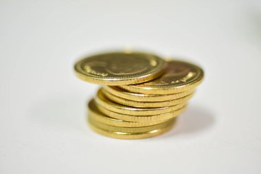 Şifreleme iş konseptinde altın sikke.