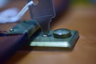 Beyaz arka planda kahverengi deri cüzdan..