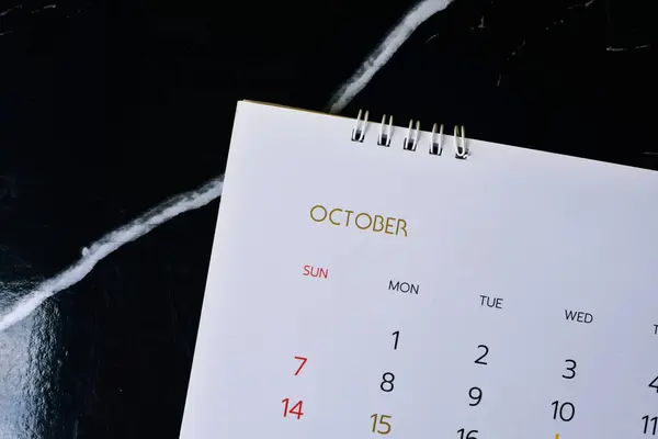 Cerrar Página Del Calendario Sobre Fondo Negro —  Fotos de Stock