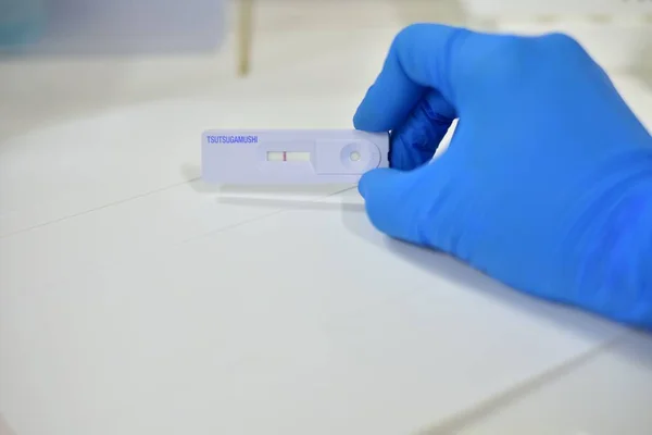 Cientista Mão Laboratório Teste Luva Azul Fundo Desfocado — Fotografia de Stock