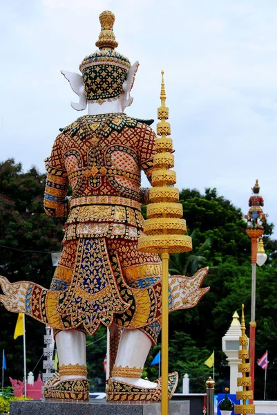 Thao Thao Kuewr atau Wessuwan. Dewa Raksasa Hatumharach melindungi dan merawat bumi Dwell di Langit Rachiga. Dia duduk di atas kekuatan supranatural Olkbal utara . — Stok Foto