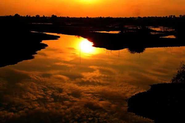 Puesta de sol en el agua — Foto de Stock