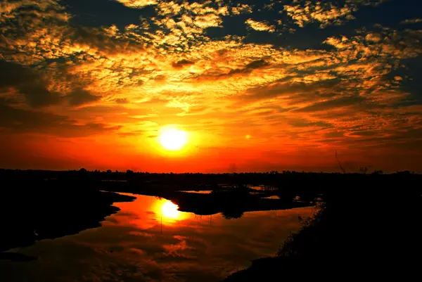 Puesta de sol en el agua — Foto de Stock