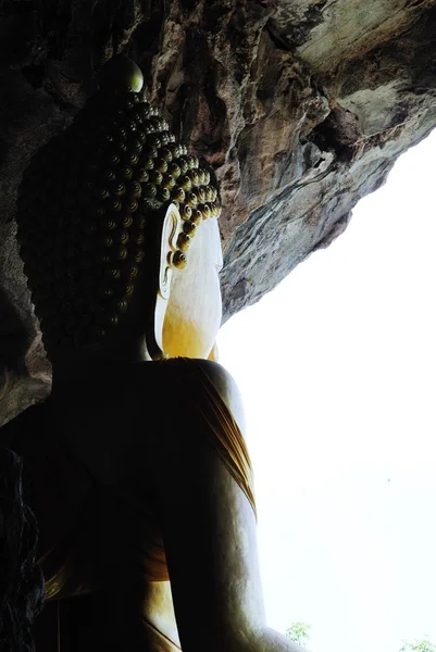 洞窟の中で仏 — ストック写真