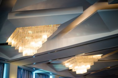 Tavanda güzel lambalar gelen sıcak aydınlatma