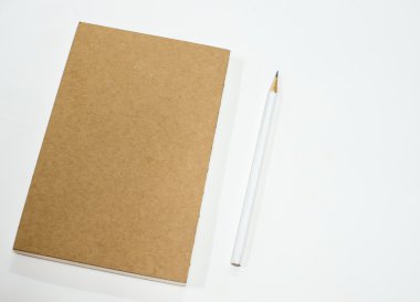 Beyaz zemin üzerine kalem ile not defteri