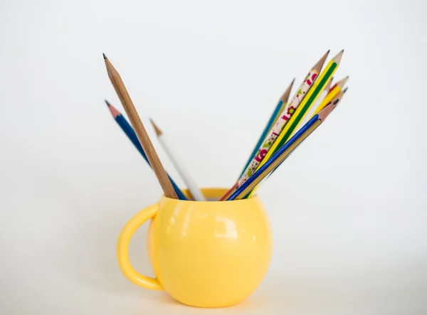 Groupe de crayons en tasse jaune . — Photo