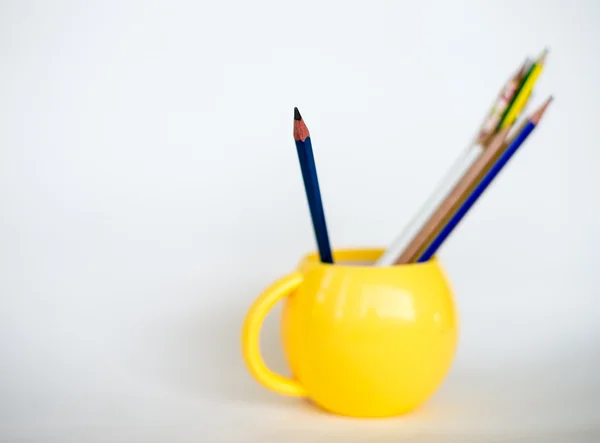 Groupe de crayons en tasse jaune . — Photo