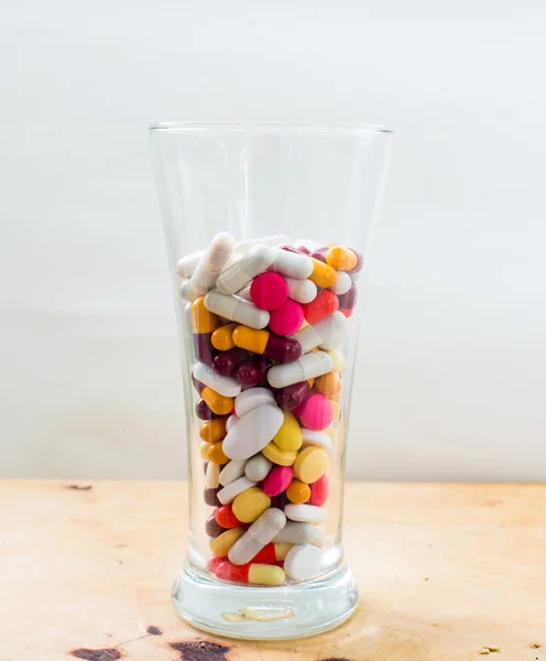 Diferent tabletten pillen capsule heap mix therapie drugs arts griep — Stockfoto