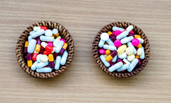 Diferent tabletten pillen capsule heap mix therapie drugs arts griep — Stockfoto