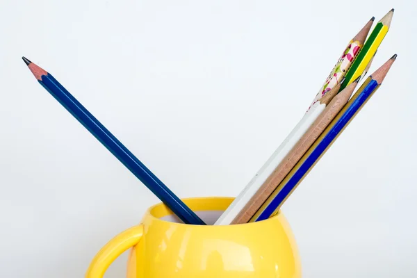 Groupe de crayons en tasse jaune . — Photo