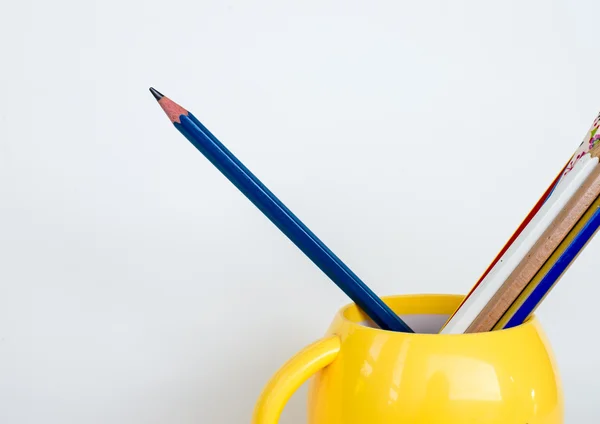 Groupe de crayons en tasse jaune . — Photo