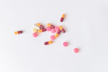 Pek çok ilaç ve beyaz arka plan üzerinde izole Tablet