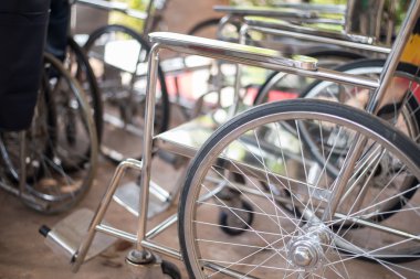 Tekerlekli sandalyede hos