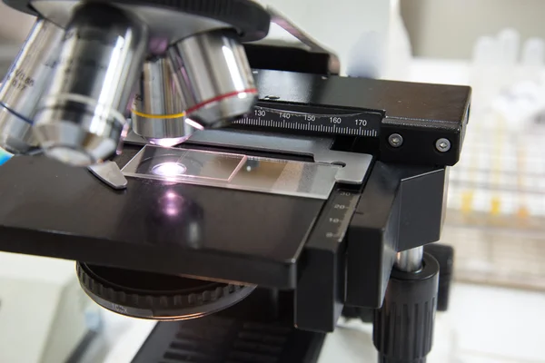 Equipo médico de microscopio en laboratorio — Foto de Stock