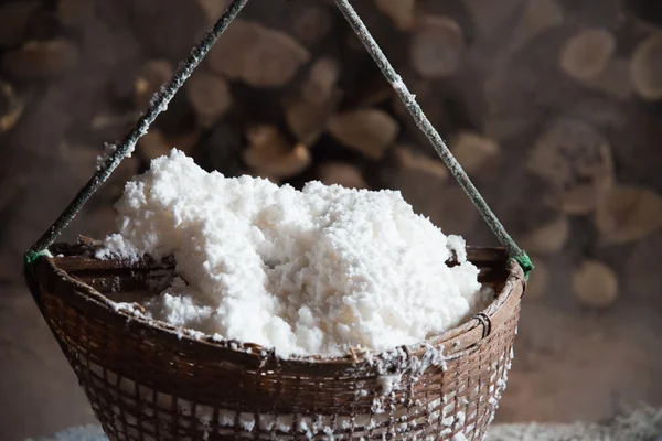 Соль используется при приготовлении пищи . — стоковое фото