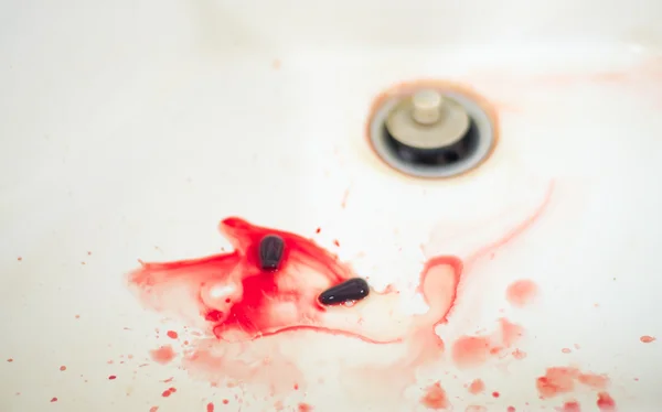 Mancha de sangre en un baño blanco —  Fotos de Stock