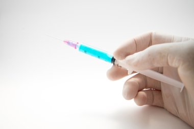 Şırınga, elinde tıbbi enjeksiyon.