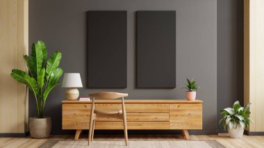 Oturma odasının iç tarafındaki boş karanlık duvarda dikey çerçeveleri olan siyah poster modeli.