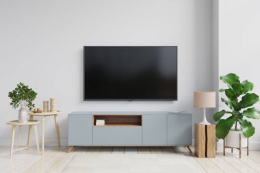 Oturma odasındaki dolaba monte edilmiş beyaz duvarlı bir televizyon duvarı.