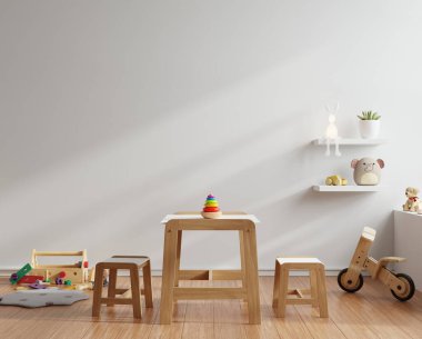 Parlak çocukların oyun odasında ahşap masalar, tabureler ve çeşitli oyuncaklar asgari derecede modern bir şekilde düzenlenmiştir.