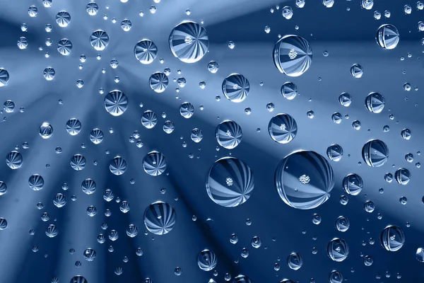 青いモノクロームの反射を持つ固定飲料中のバブルのマクロ写真 — ストック写真