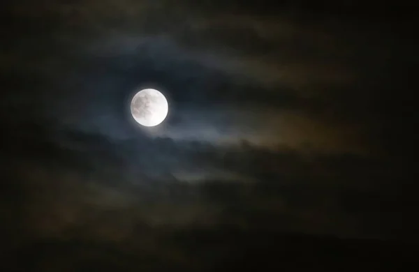 Een Dramatische Nachtelijke Hemel Met Volle Maan Onheilspellende Wolken — Stockfoto