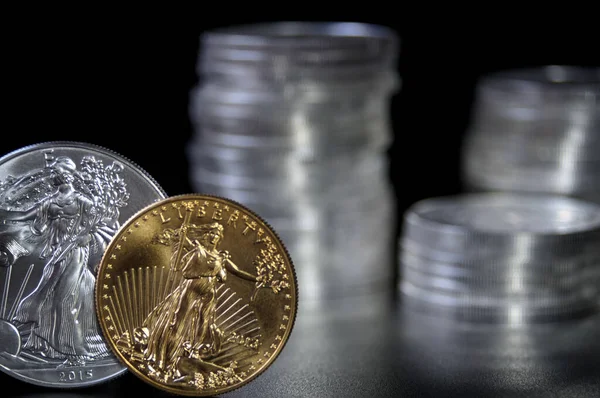 Foco Oro Plata Moneda Águila Americana Con Fuera Foco Pilas Imagen de stock