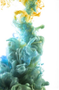 Renkli Bulut. Suyun altında renkli mürekkep. Beyaz arkaplanda izole edilmiş sanatsal soyut tasarım.