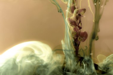 Suyun altında karışan sıvı renklerin makro çekimi ilginç kazara sıvı heykeller oluşturur. Renkli Bulutlar Organik arkaplan.