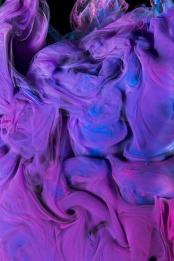 Suyun altında karışan sıvı renklerin makro çekimi ilginç kazara sıvı heykeller oluşturur. Siyah arkaplanda izole edilmiş mor renkli bulutlar.