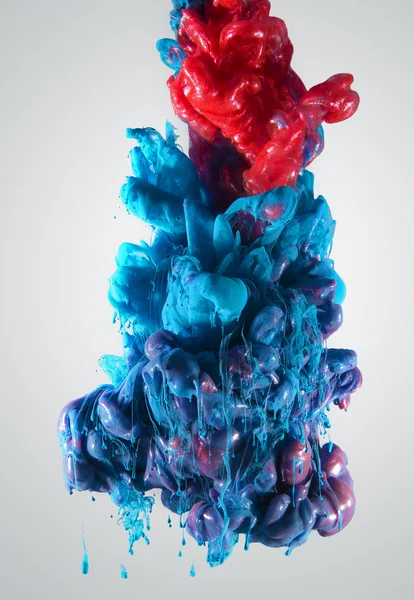 Kleurrijke Inkt Onder Water Artistieke Abstracte Vormgeving Geïsoleerd Grijze Achtergrond — Stockfoto