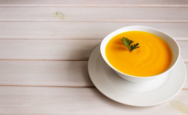 Tahta bir masada balkabağı çorbası