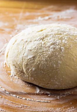 hamur ve masanın üzerine un