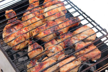 şiş kebap şişleri kömür ızgara üzerinde üzerinde