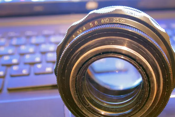 De lens van de camera op het toetsenbord — Stockfoto