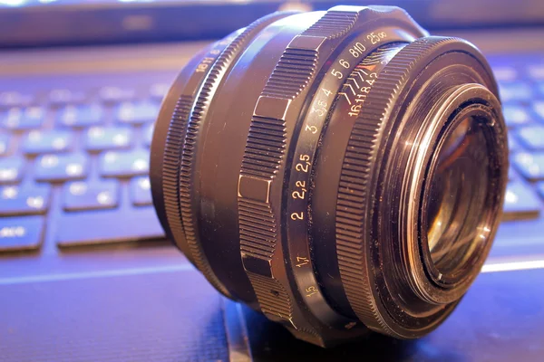 Camera lens on the keyboard — Stock Photo, Image