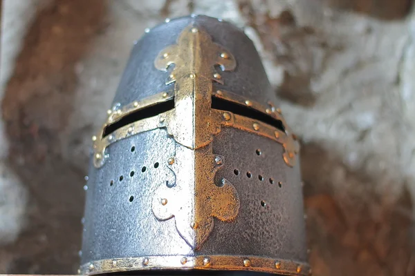 Casco de hierro del caballero medieval . — Foto de Stock