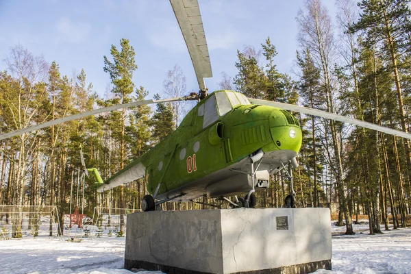 URSS viejo helicóptero Mi-4 en el pedestal en el bosque — Foto de Stock