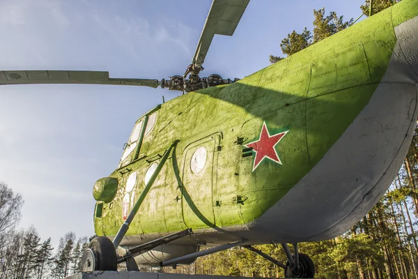 URSS viejo helicóptero Mi-4 en el pedestal en el bosque — Foto de Stock