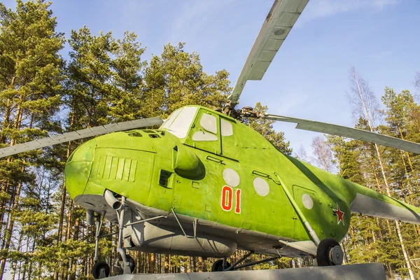 СССР старый вертолет Ми-4 на пьедестале в лесу — стоковое фото