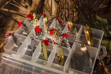 İplikçiler plastik kutu içinde salınan ayarla